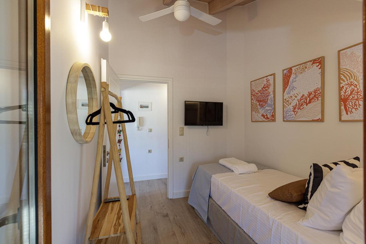 Villa Seashell -Wonderful Newly Renovated Villa On The Beach Galatas  ภายนอก รูปภาพ