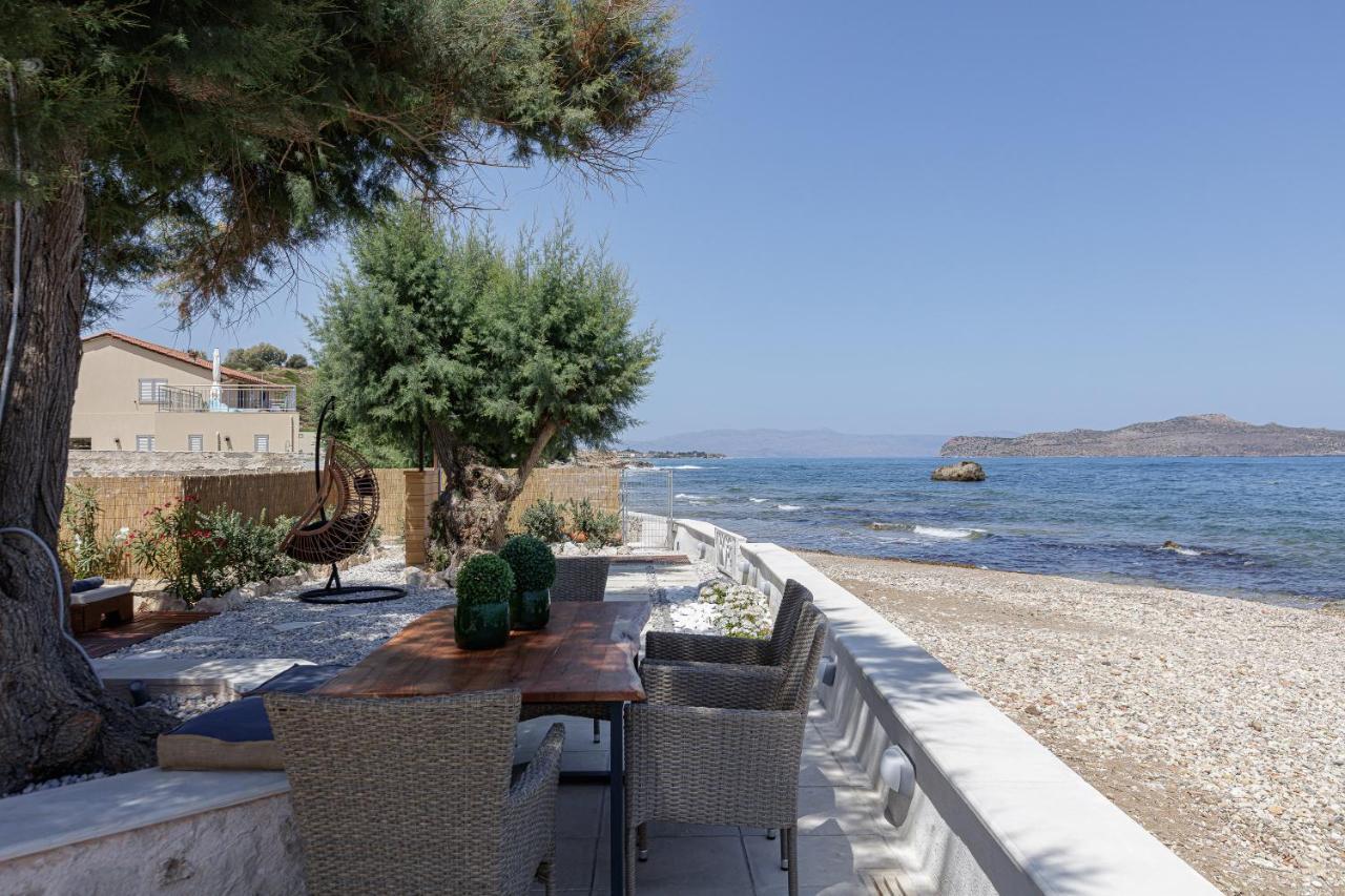 Villa Seashell -Wonderful Newly Renovated Villa On The Beach Galatas  ภายนอก รูปภาพ
