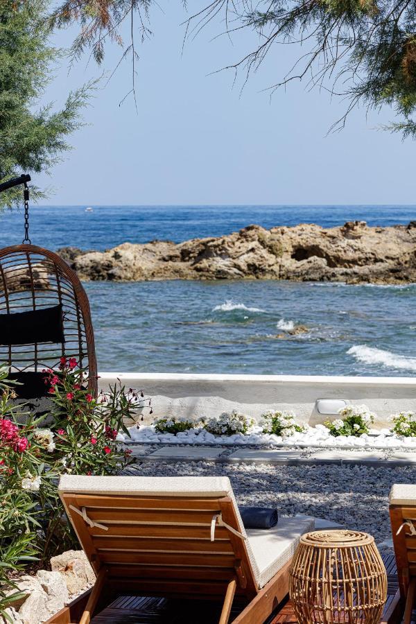 Villa Seashell -Wonderful Newly Renovated Villa On The Beach Galatas  ภายนอก รูปภาพ