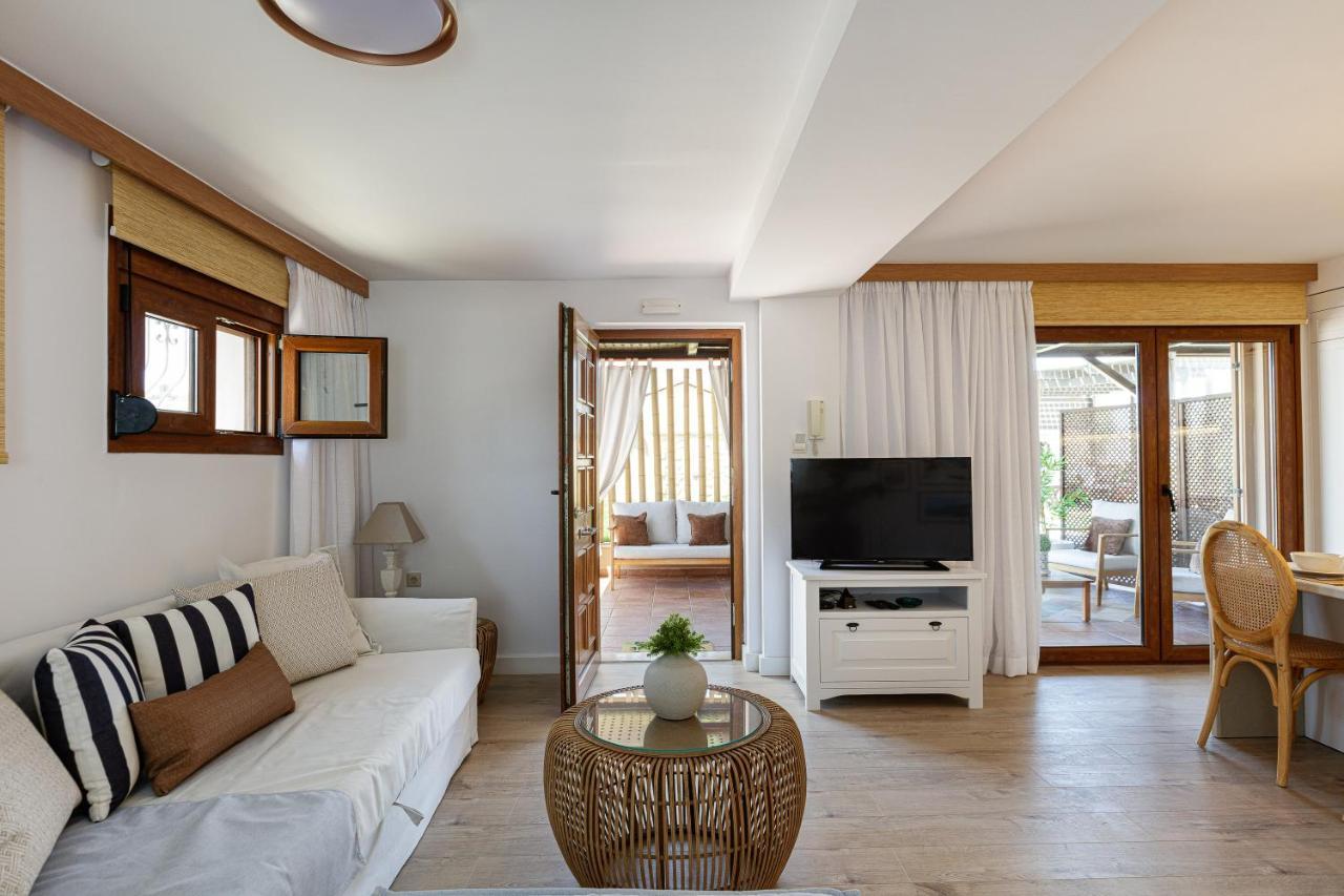 Villa Seashell -Wonderful Newly Renovated Villa On The Beach Galatas  ภายนอก รูปภาพ