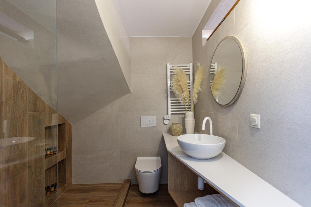 Villa Seashell -Wonderful Newly Renovated Villa On The Beach Galatas  ภายนอก รูปภาพ