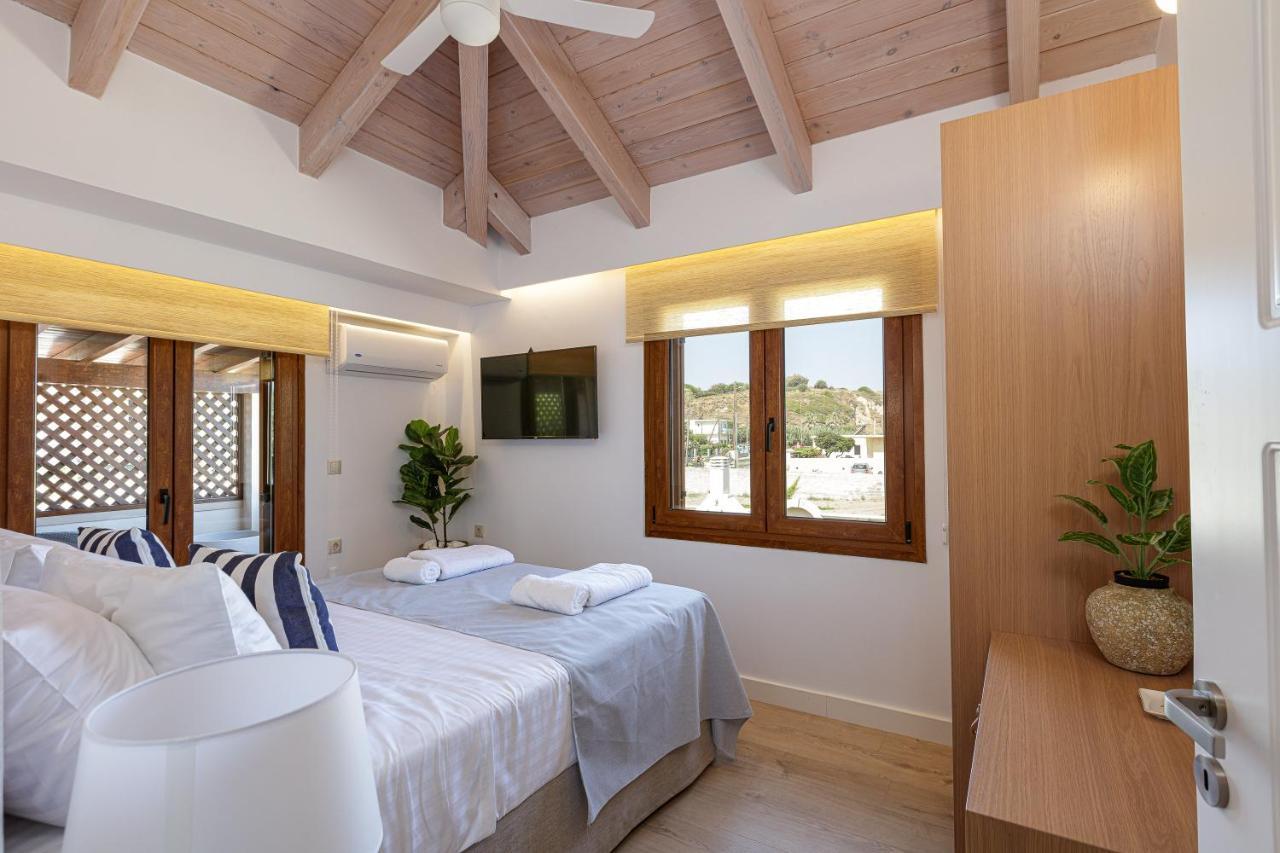 Villa Seashell -Wonderful Newly Renovated Villa On The Beach Galatas  ภายนอก รูปภาพ