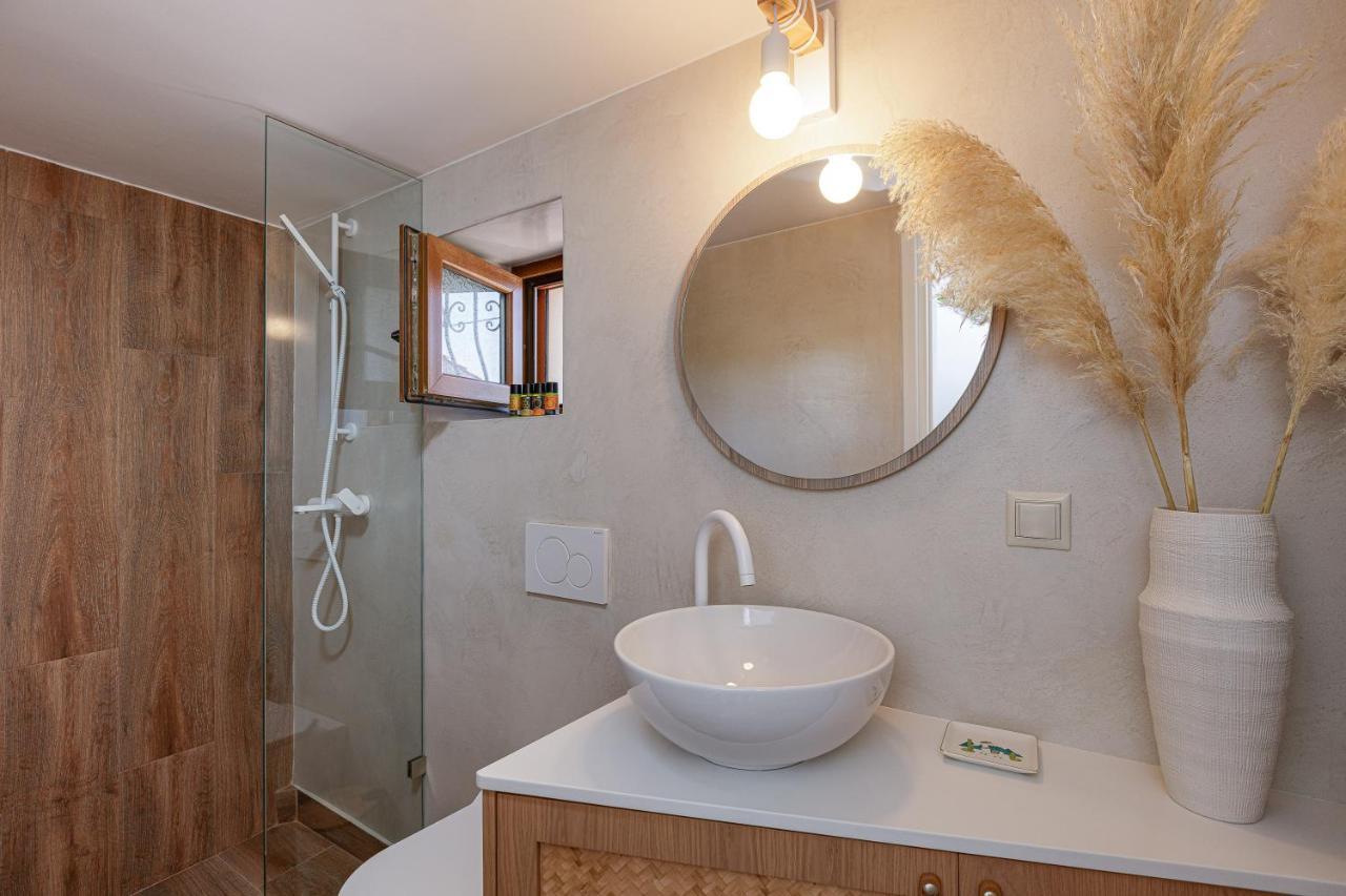 Villa Seashell -Wonderful Newly Renovated Villa On The Beach Galatas  ภายนอก รูปภาพ