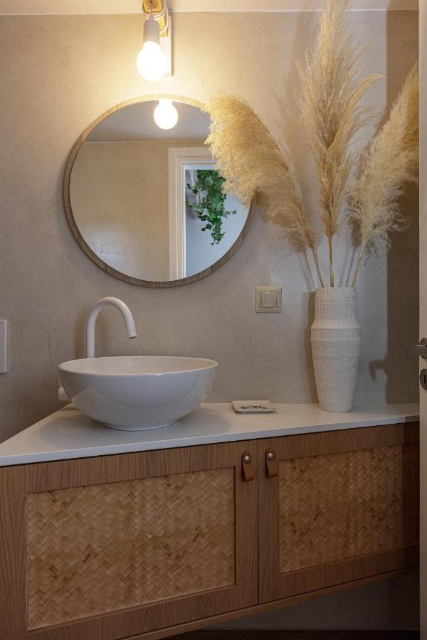 Villa Seashell -Wonderful Newly Renovated Villa On The Beach Galatas  ภายนอก รูปภาพ