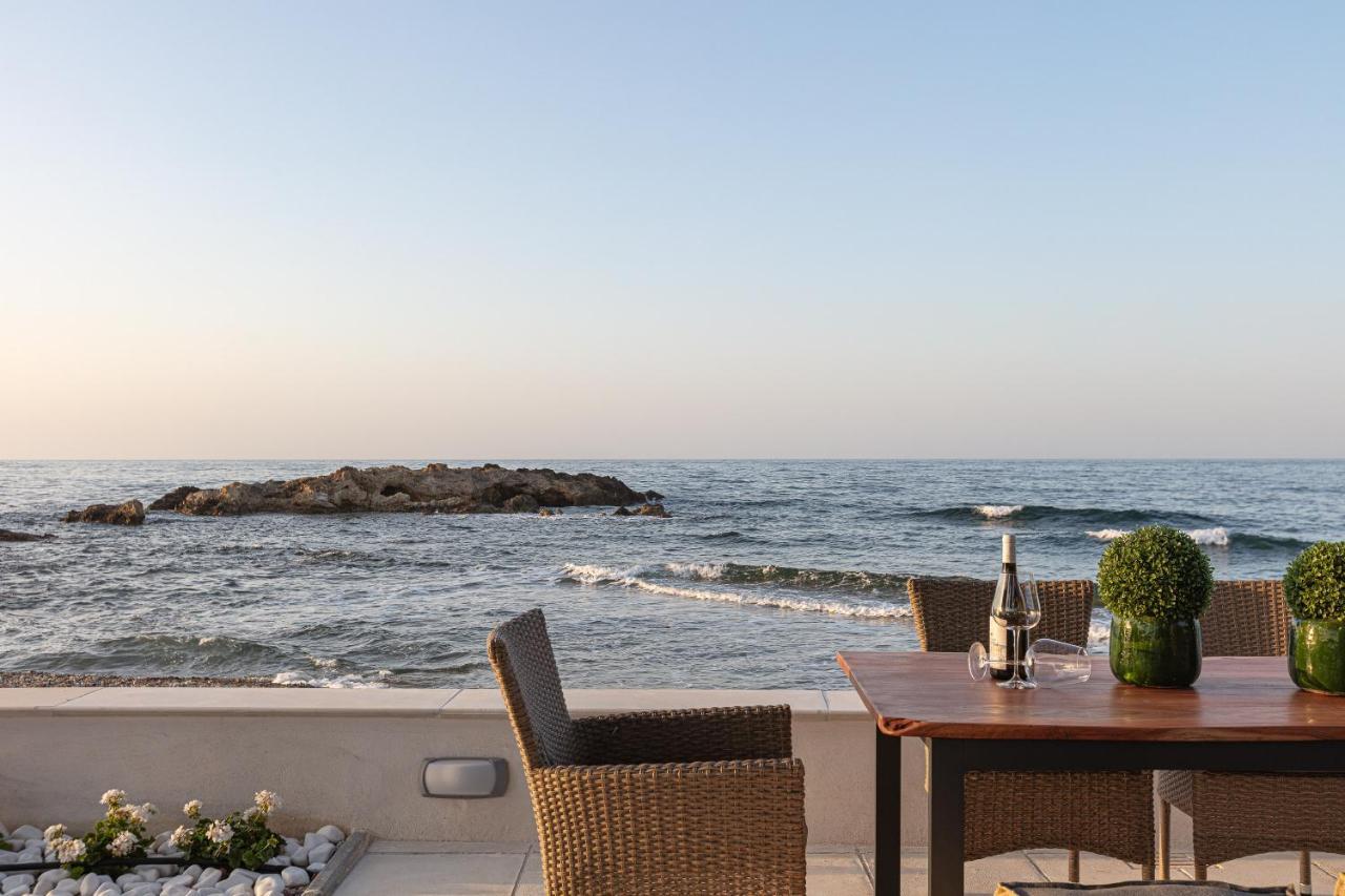 Villa Seashell -Wonderful Newly Renovated Villa On The Beach Galatas  ภายนอก รูปภาพ
