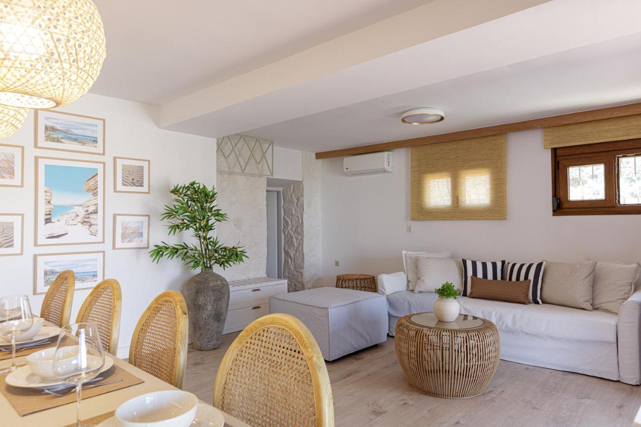 Villa Seashell -Wonderful Newly Renovated Villa On The Beach Galatas  ภายนอก รูปภาพ